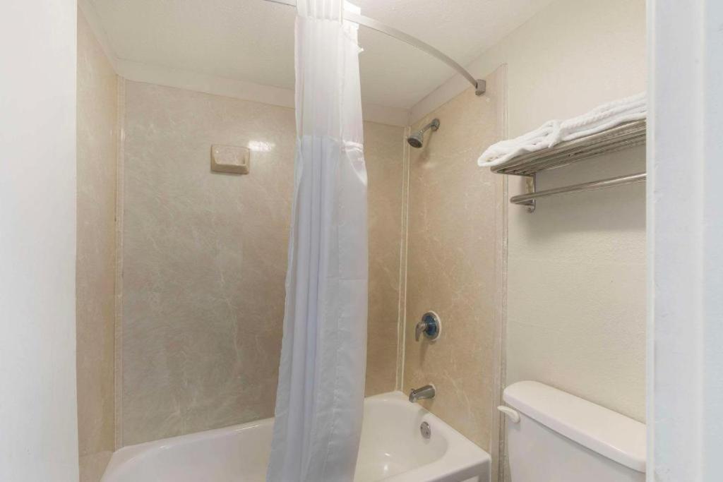 ซูเปอร์ 8 บาย วินด์แฮม เมมฟิส/ดาวน์ทาวน์/เกรซแลนด์ แอเรีย Hotel ภายนอก รูปภาพ