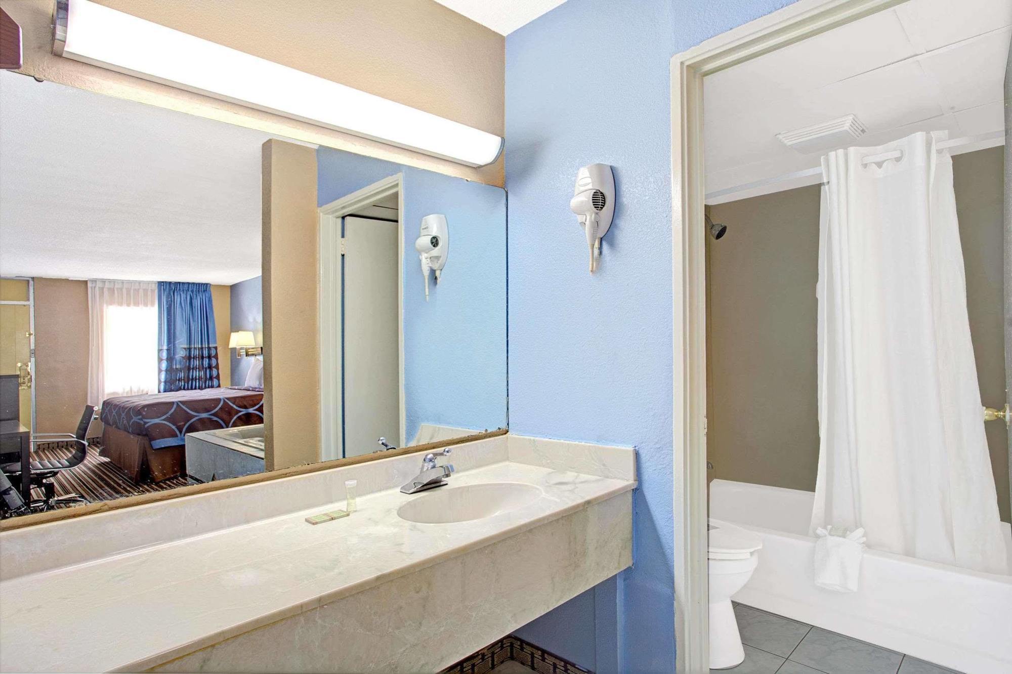 ซูเปอร์ 8 บาย วินด์แฮม เมมฟิส/ดาวน์ทาวน์/เกรซแลนด์ แอเรีย Hotel ภายนอก รูปภาพ